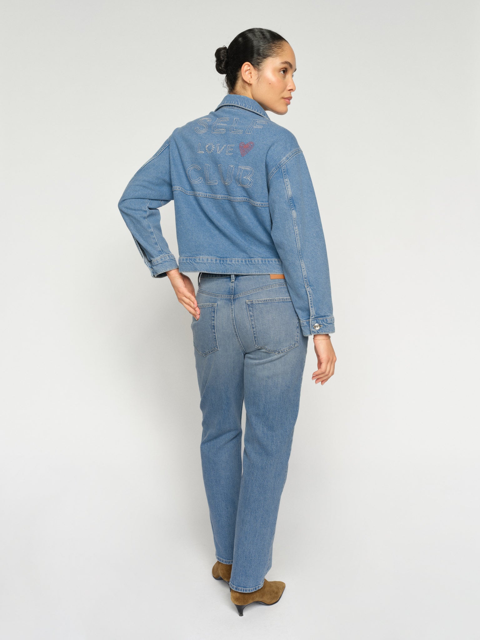 Modelshot / Mid Blue / Detail